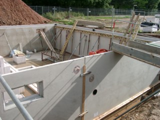 Die Nachbarn haben sogar schon ihre Kellertrennwand